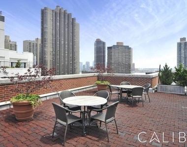 240 East 35th Street - Photo Thumbnail 4