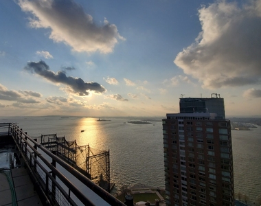 2 Friends Dream Penthouse Battery Park - Photo Thumbnail 5