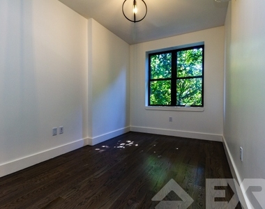 824 St Johns Pl - Photo Thumbnail 4