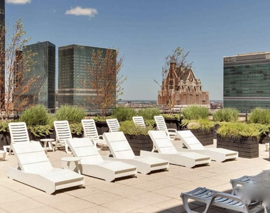 E 40th St **ROOF DECK/POOL** **DEAL WONT LAST** - Photo Thumbnail 5