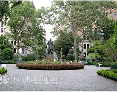 8 Gramercy Park South - Photo Thumbnail 0
