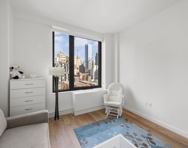 445 West 35th Street - Photo Thumbnail 4