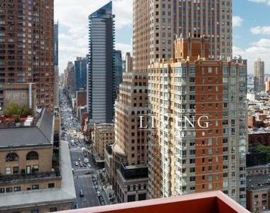 West 52nd Street - Photo Thumbnail 4