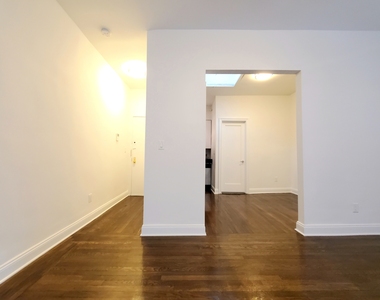 1045 Lexington Avenue - Photo Thumbnail 2