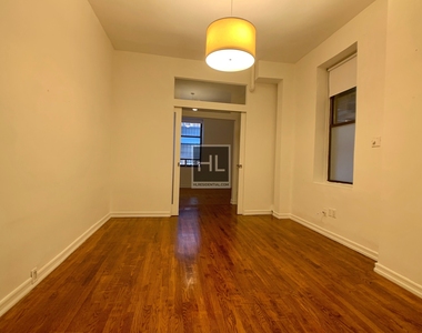 135 West 16 Street - Photo Thumbnail 3