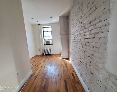 332 West 47th Street - Photo Thumbnail 3