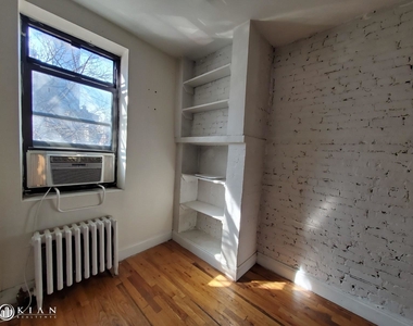 332 West 47th Street - Photo Thumbnail 4