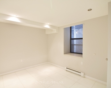 320 Manhattan Avenue - Photo Thumbnail 4