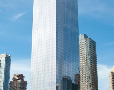 555 Tenth Avenue - Photo Thumbnail 2