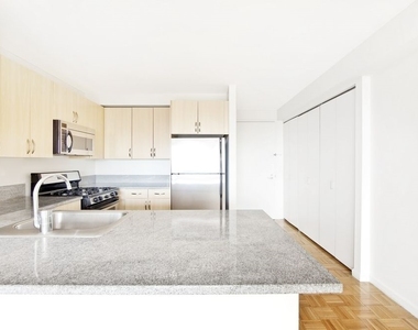 271 West 47th Street - Photo Thumbnail 2