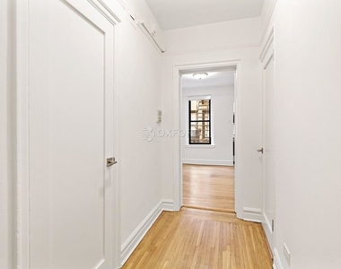 225 West 23rd Street - Photo Thumbnail 2