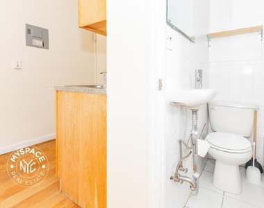 244 Roebling Street - Photo Thumbnail 5