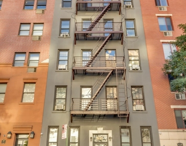 426 West 49th St - Photo Thumbnail 4