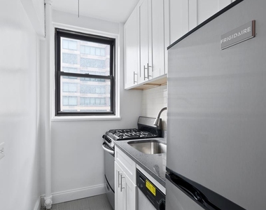 200 West 20th St - Photo Thumbnail 3