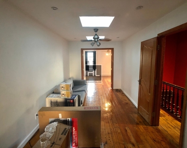 301 Vanderbilt Avenue - Photo Thumbnail 4