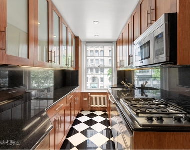 50 East 72nd St - Photo Thumbnail 4