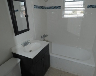 1322 Calumet Ave - Photo Thumbnail 2