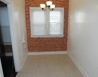 1324 Calumet Ave - Photo Thumbnail 3