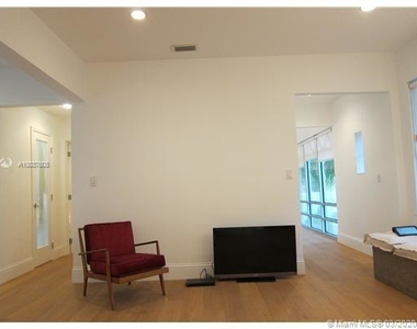 1570 Meridian Ave - Photo Thumbnail 15