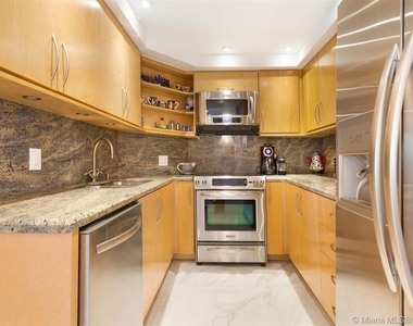 5225 Collins Ave - Photo Thumbnail 7