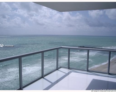 17121 Collins Ave - Photo Thumbnail 0