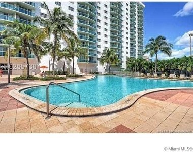 19390 Collins Ave - Photo Thumbnail 2