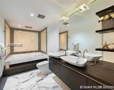 200 Biscayne Boulevard Way - Photo Thumbnail 4