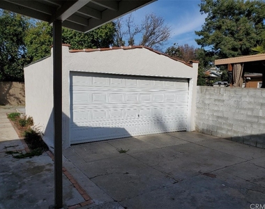 6627 Tyrone Avenue - Photo Thumbnail 26