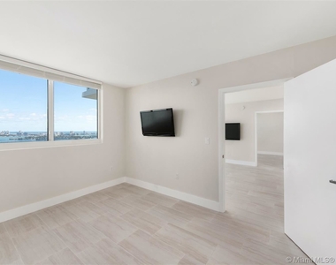 1800 N Bayshore Dr Apt 4003 - Photo Thumbnail 22