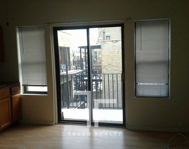 4555 N Malden St - Photo Thumbnail 1