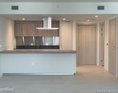 1000 Brickell Plz Unit 4914 - Photo Thumbnail 4