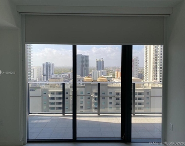 1000 Brickell Plaza - Photo Thumbnail 2