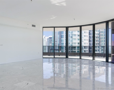 1000 Brickell Plaza - Photo Thumbnail 5