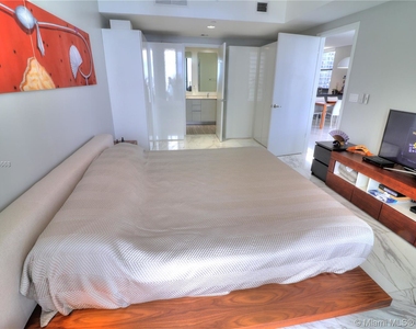 1010 Brickell Ave - Photo Thumbnail 10