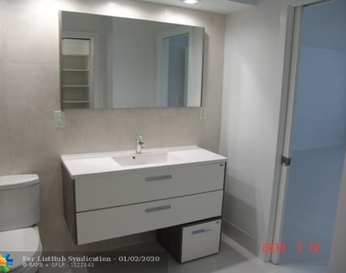 6039 Collins Ave - Photo Thumbnail 10