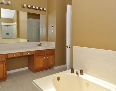 3319 Beech Point Dr - Photo Thumbnail 9