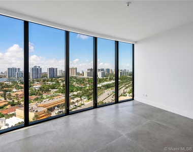 18555 Collins Ave - Photo Thumbnail 34