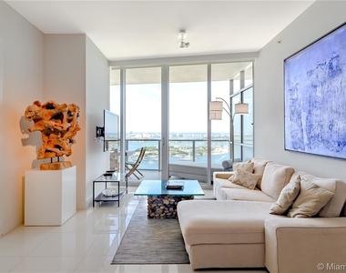 1100 Biscayne Blvd - Photo Thumbnail 1