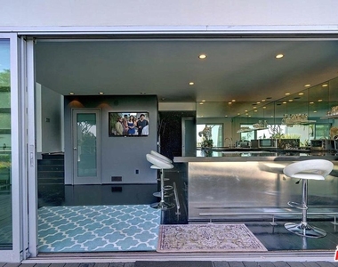 8380 Hollywood - Photo Thumbnail 10