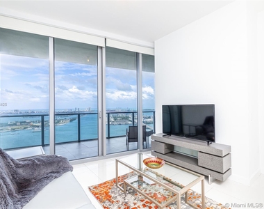 1100 Biscayne Blvd - Photo Thumbnail 4