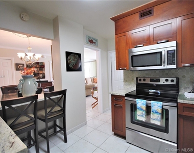 5151 Collins Ave - Photo Thumbnail 2