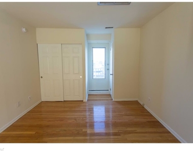 1720 Lombard St - Photo Thumbnail 16