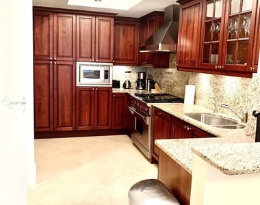 17875 Collins Ave - Photo Thumbnail 13