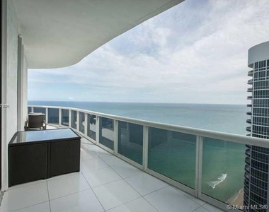 15901 Collins Ave - Photo Thumbnail 3