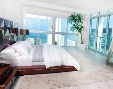 500 Brickell Ave - Photo Thumbnail 7