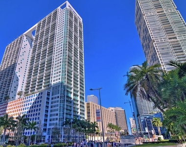 500 Brickell Ave - Photo Thumbnail 0