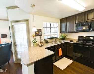 3232 N Garland Ave - Photo Thumbnail 6