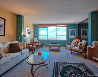 5005 Collins Ave - Photo Thumbnail 2