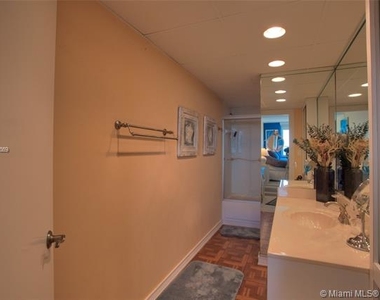 5005 Collins Ave - Photo Thumbnail 15