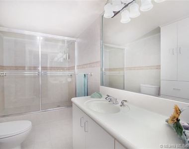 2555 Collins Ave - Photo Thumbnail 7